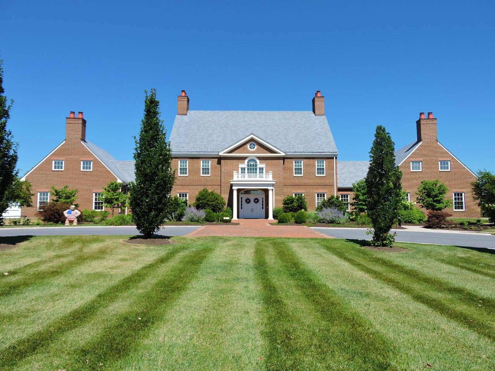 UNIVERSITY HOUSE